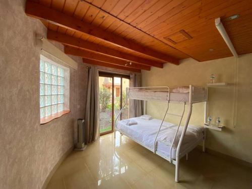 a bedroom with a bunk bed in a room at El Olivar Paraíso Playa in Parque Holandes