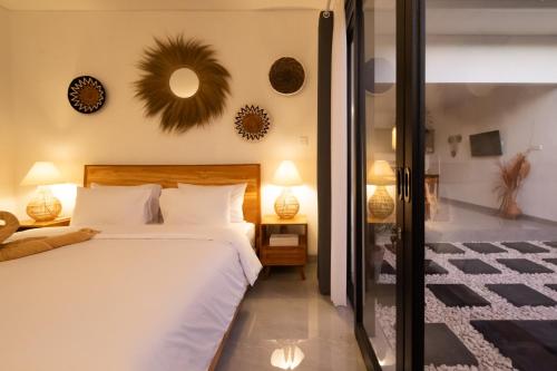 um quarto com uma cama e dois espelhos na parede em Casa de Cavendish em Dalung