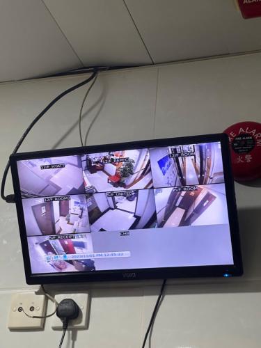KATHMANDU GUEST HOUSE في هونغ كونغ: تلفزيون بشاشة مسطحة معلق على الحائط