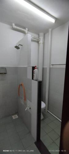 Een badkamer bij My Homestay Pangsapuri sutera