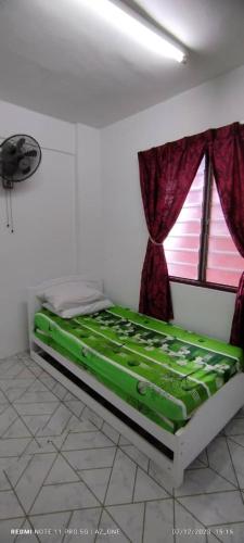 Ein Bett oder Betten in einem Zimmer der Unterkunft My Homestay Pangsapuri sutera