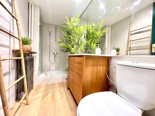 a bathroom with a toilet and plants in it at ~ Le Jungle ~ Petit cocon au porte du Futuroscope in Chasseneuil-du-Poitou