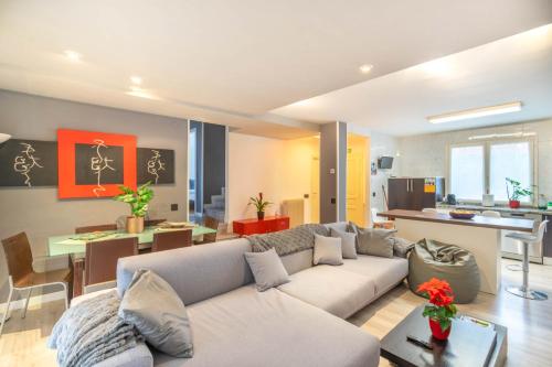 Posezení v ubytování Casa Esteribar, espacioso alojamiento con jardín y barbacoa próxima a Pamplona