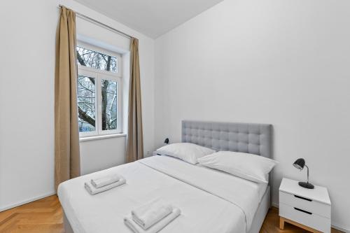 um quarto branco com uma cama grande e uma janela em Vienna Chic Residences #Suite 6 * Brand New * em Viena