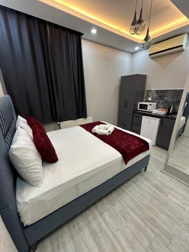 1 dormitorio con 1 cama grande en una habitación en The Square 30, en Estambul