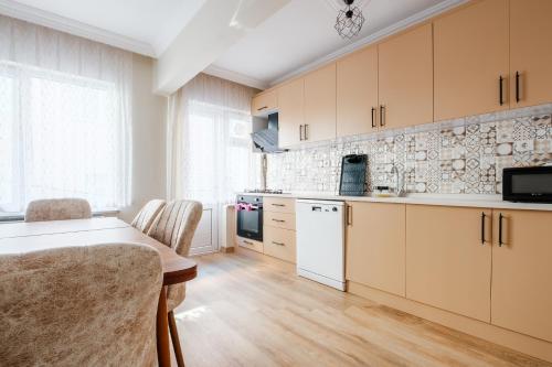 Una cocina o kitchenette en Sleek Flat with Balcony in Bursa