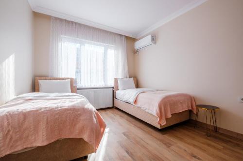 En eller flere senge i et værelse på Sleek Flat with Balcony in Bursa
