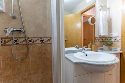 ein Bad mit einem Waschbecken und einer Dusche in der Unterkunft rentafive Nuevo Junto a la Playa Ascensor in Santa Pola