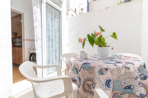 ein Esszimmer mit einem Tisch und einer Topfpflanze darauf in der Unterkunft rentafive Nuevo Junto a la Playa Ascensor in Santa Pola