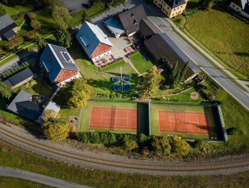 uma vista superior de uma casa com um campo de ténis em Horský Hotel Skiland em Ostružná