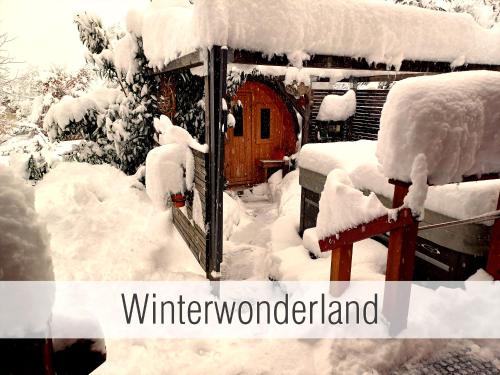 a snow covered house with a bird house at Hütte40: Ganze Hütte nah am See mit privatem Whirlpool, Sauna. Umzäunt. in Waldkirchen