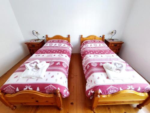 two beds sitting next to each other in a room at Appartamento Pelmo in Borca di Cadore