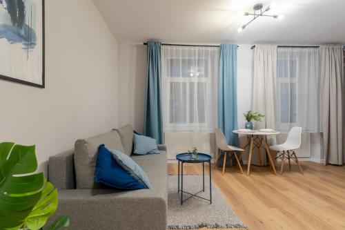 - un salon avec un canapé et une table dans l'établissement Apartament Klimatyczny - blisko centrum, à Jelenia Góra