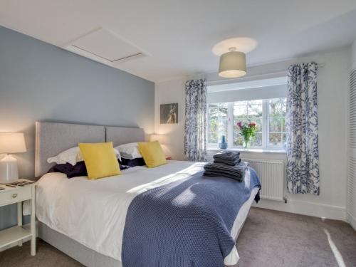 um quarto com uma cama grande e uma janela em 1 bed in Richmond 77600 em Easby