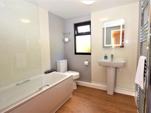 uma casa de banho com uma banheira, um lavatório e um WC. em 2 Bed in Launceston 77873 em Saint Clether