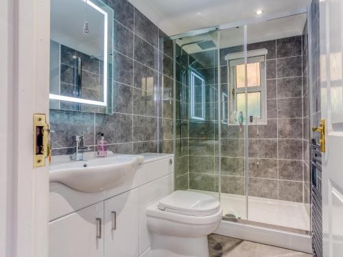 A bathroom at 2 Bed in Fowey 77914