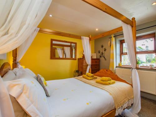 a bedroom with a bed with yellow walls at 1 Bed in Narberth 77692 in New Moat