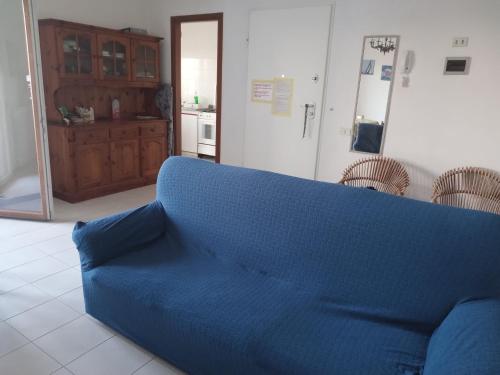 a blue couch in a living room with a kitchen at dei lestrigoni in Palau