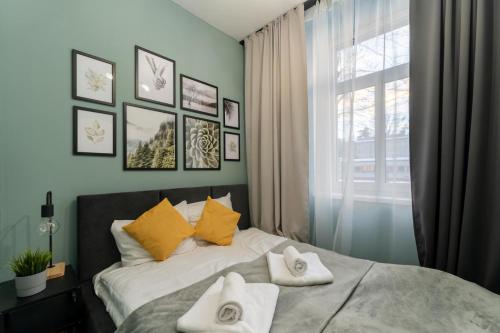 1 dormitorio con 1 cama con toallas en Apartament Naturalny - blisko centrum by SpaceApart, en Jelenia Góra