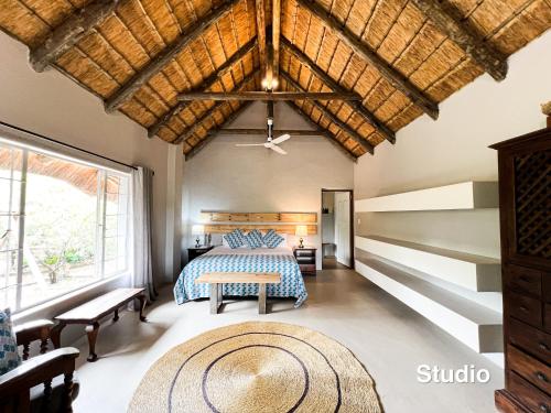 Ein Bett oder Betten in einem Zimmer der Unterkunft 24 Degrees South Country Estate