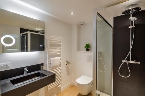 une salle de bain avec toilettes, lavabo et douche dans l'établissement Le Kipling - Studio de Standing à 5 min du centre Historique, à Rennes