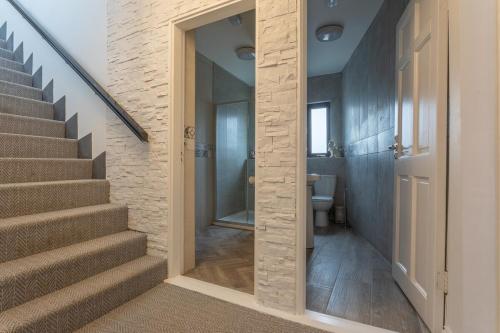 uma casa de banho com uma escada com um WC e uma escada em Patriot Bar Hottub-sleeps30 em Abbeyfeale
