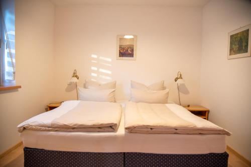 基姆湖畔普林的住宿－Ferienwohnung Filser，两张睡床彼此相邻,位于一个房间里