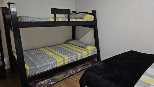 ein paar Etagenbetten in einem Zimmer in der Unterkunft El cielo in Medellín