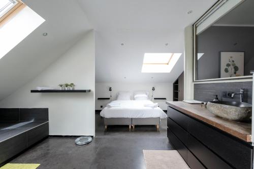Postel nebo postele na pokoji v ubytování Beautiful penthouse with terrace Tour & Taxis