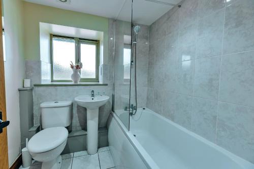 łazienka z toaletą, wanną i umywalką w obiekcie Finest Retreats - Norton Cottage w mieście Onibury