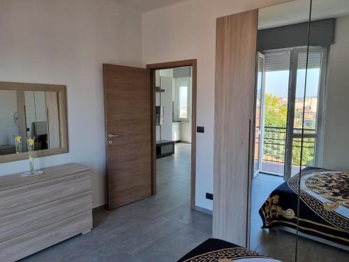 um quarto com uma cama e um espelho em Sesto Piano Apartment em Asti