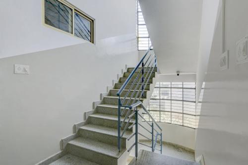 een trap in een gebouw met een raam bij Collection O Relax Stay Apartments in Bangalore