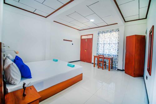 a bedroom with a large bed in a room at Central Apartment near Bentota Beach- Balcony & Kitchen in Aluthgama