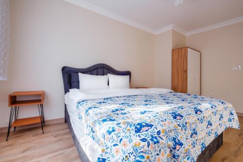 A bed or beds in a room at Tranquil Flat with Balcony in Bursa