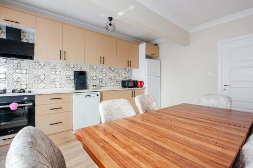 A kitchen or kitchenette at Tranquil Flat with Balcony in Bursa
