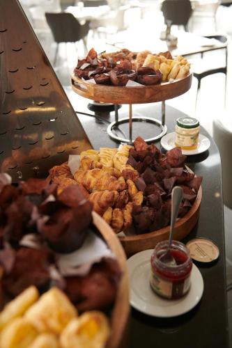 Makanan di atau berdekatan hotel