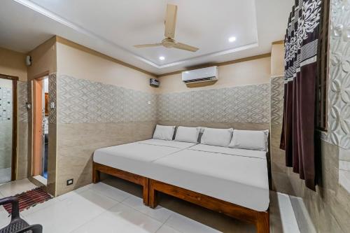 een slaapkamer met een bed in een kamer bij OYO Flagship Sree Vishnu Bhavan in Tirupati