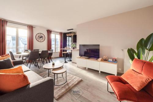 un salon avec un canapé et une télévision dans l'établissement Harmonie appartement Disneyland Paris, à Chessy