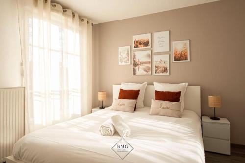 un grand lit blanc dans une chambre avec une fenêtre dans l'établissement Harmonie appartement Disneyland Paris, à Chessy