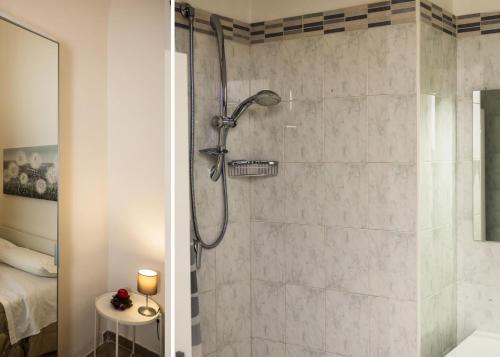 un bagno con doccia con porta in vetro di Casa Vacanza La Fornace Matera centro a Matera