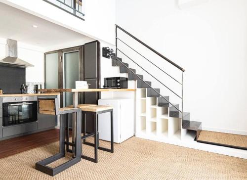 une cuisine avec un escalier dans une maison dans l'établissement Appart cosy près du centre ville, à Montpellier