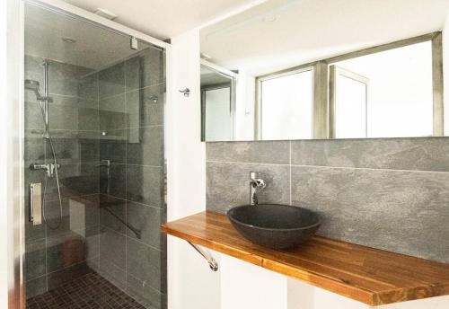 une salle de bain avec un lavabo et une douche en verre dans l'établissement Appart cosy près du centre ville, à Montpellier