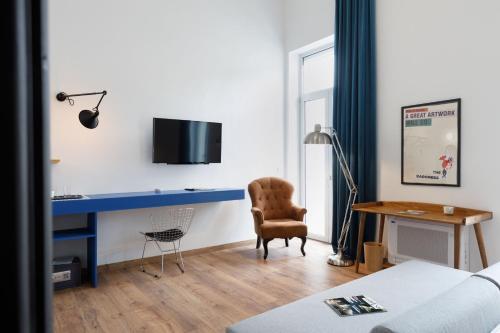 Zimmer mit einem blauen Schreibtisch und einem Stuhl in der Unterkunft The Baroness in Kalamata