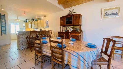 une cuisine et une salle à manger avec une table et des chaises dans l'établissement Charmante Villa avec étage proche plage, à La Couarde-sur-Mer