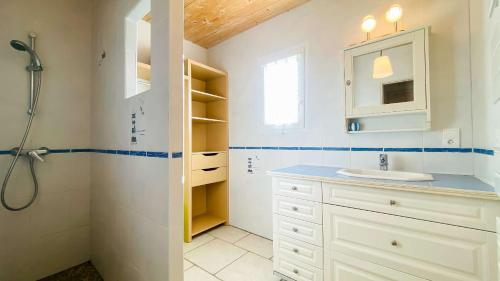 a white bathroom with a sink and a shower at Charmante Villa avec étage proche plage in La Couarde-sur-Mer