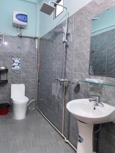 a bathroom with a shower and a sink and a toilet at Hakuna Matata homestay Mai Châu in Mai Chau