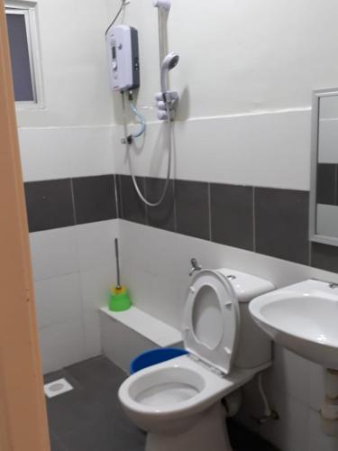 een badkamer met een toilet en een wastafel bij Camlodge Apartments in Tanah Rata