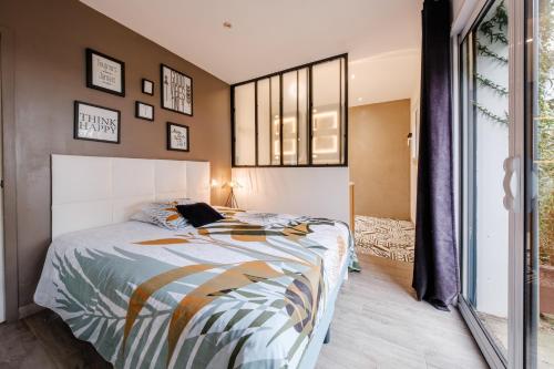 une chambre avec un lit et une fenêtre dans l'établissement Maison de L'Océan - Piscine privé et jardin, à Saint-Pierre-dʼOléron