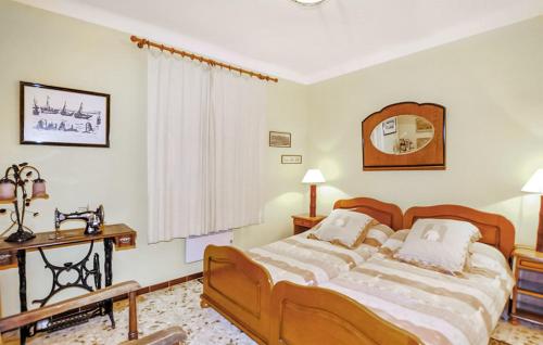 1 dormitorio con cama, mesa y espejo en Villa de charme avec piscine vue mer et montagne, en Argelès-sur-Mer