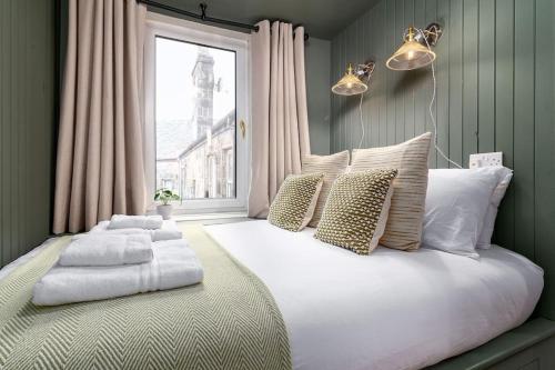 Ліжко або ліжка в номері The Stylish 3-Bedroom Maisonette Retreat